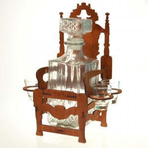 Königlicher Sessel mit Flasche und Champagnerflöten
