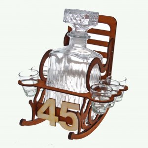 Holzstuhl mit Flasche zum 45. Geburtstag