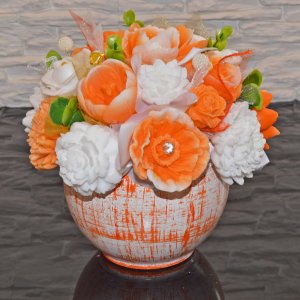 Seifenstrauß im Keramiktopf - orange, weiß