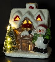 Haus mit Schneemann und LED-Beleuchtung