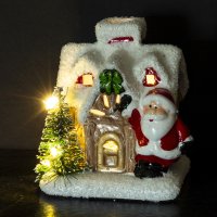 Haus mit Weihnachtsmann und LED-Beleuchtung